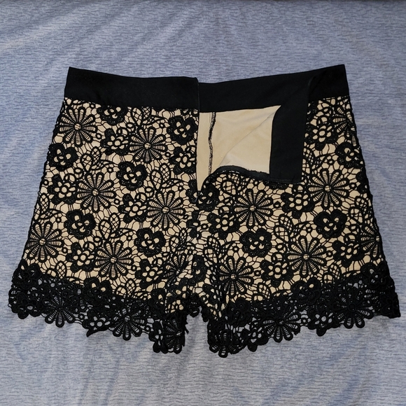 L | Monteau | Floral Lace Overlay Shorts - Picture 4 of 6